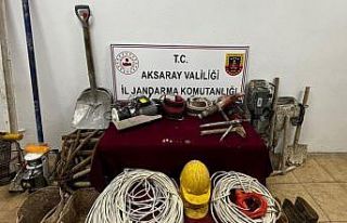 Aksaray’da define avcıları tarihi eserlerle suçüstü...
