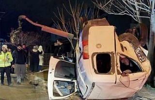 Aksaray’da hafif ticari araç takla attı: 2 ağır...