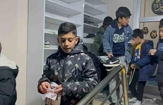 Aksaray’da teravih namazına gelen çocukların...