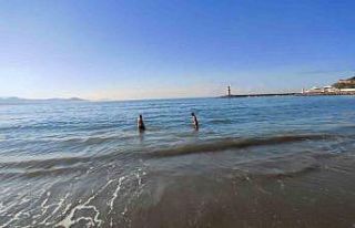 Alanya’da sabahın serinliğinde deniz keyfi