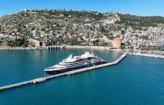 Alanya’ya Fransız bayraklı kruvaziyer demir attı