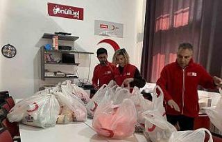 Alaşehir’de Kızılay’dan çocuklara bayram hediyesi