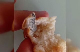 Aldığı ekmeğin içerisinden vida çıktı