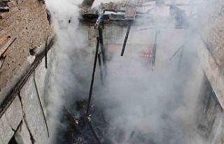 Alevler evi sardı, mahallede panik yaşandı