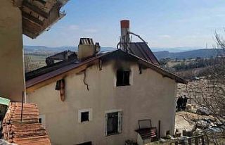 Alevlere çatıdan müdahale etmek isterken yaşamını...