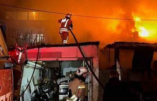 Alevlerin geceyi aydınlattığı yangında ev ve...