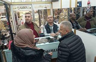 Altın fiyatları düştü, vatandaş kuyumculara...