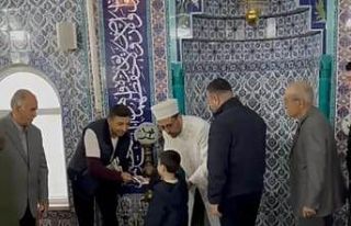 Anamur’da bayram namazı sonrası çocuklara harçlık...