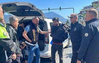 Antalya’da ehliyetsiz sürücü ortalığı birbirine...