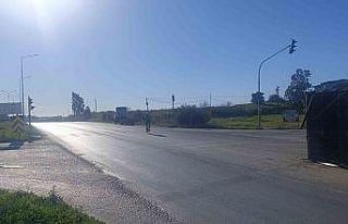 Antalya’da muz yüklü kamyonun kasası yola savruldu