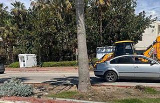 Antalya’da otomobil elektrik direğine çarptı:...