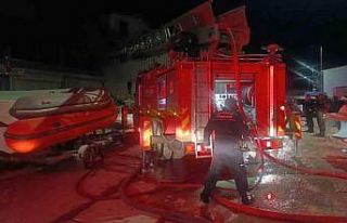 Antalya’da tekne imalathanesinde yangın