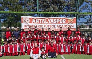 Antalyaspor Diyarbakır Futbol Akademisinden çocuklara...