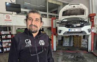 Araç içerisinde sıkışan yavru kediyi tamirhanede...