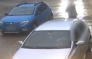 Aracın altında kalmaktan son anda kurtuldu