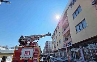 Ardahan’da çatılarda tehlike oluşturan buz sarkıtları...