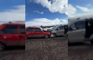 Ardahan’da iki otomobil kafa kafaya çarpıştı:...