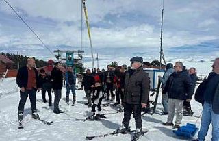 Ardahan’da İl Genel Meclisi üyelerinin kayak keyfi