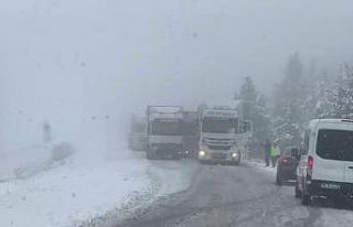 Ardahan’da kar yağışı trafiği aksatıyor