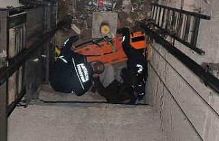 Arızalanan asansörü kontrol etmek isterken asansör...