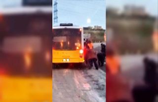 Arnavutköy’de çamurlu yolda ilerleyemeyen İETT...