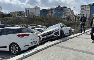 Arnavutköy’de park etmek isterken araçların üzerine...