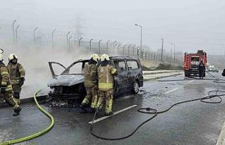 Arnavutköy’de seyir halindeki VIP taksi alev alev...