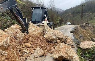 Aşırı yağışlar heyelana neden oldu yol çatladı