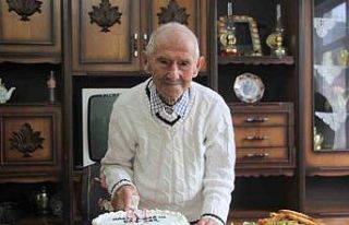 Asırlık dede, 102’nci yaşını pasta keserek...