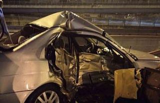 Ataşehir’de kontrolden çıkan otomobil bariyerlere...