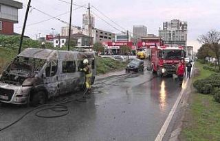 Ataşehir’de servis minibüsü yanarak küle döndü
