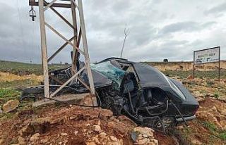 Aydınlatma direğine çarpan otomobilin sürücüsü...