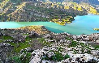 Ayı Nevruzu Gerger kayalıklarını renklendirdi