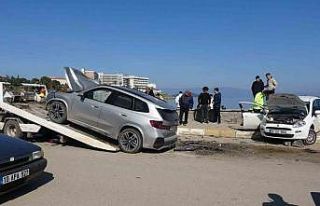 Ayvalık’ta iki araç çarpıştı 2’si ağır...