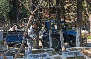 Ayvalık’ta kabristanlar bayram ziyaretine hazır