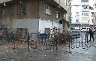 Bağcılar’da bir binanın çatısı çöktü: 2...