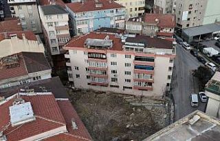 Bahçelievler’de temeli kayan bina havadan görüntülendi
