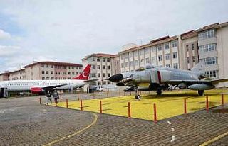 Bahçesinde Boeing 737 eğitim uçağı ve F-4 Phantom...