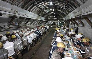 Bakan Bayraktar, madencilerle iftar yaptı