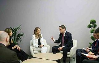 Bakan Bayraktar, Paris’te ikili görüşmeler gerçekleştirdi