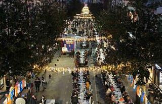 Balıkesir’de 10 bin kişi caddede iftarda buluştu