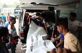 Bangladeş’te yolcu otobüsü nehre düştü: 24...