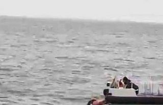 Bartın’da kıyafetleriyle denize giren kadını...