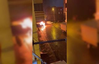 Başakşehir’de alev alev yanan araç kamerada