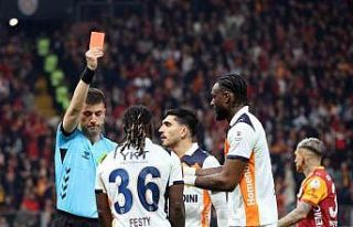 Başakşehir’de Festy Ebosele kırmızı kart gördü