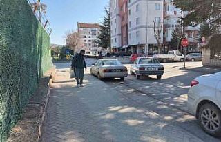 Basılı kalan otomobil kornası pazar günü vatandaşların...