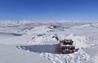 Başkale’de 3 metreyi bulan kar tünellerinde çalışma