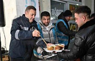 Başkan Ahmet Akın, sahurunu hal esnafıyla birlikte...