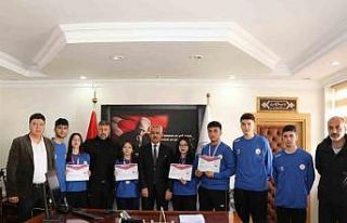 Başkan Çelebi bölge birincisi floor curling takımını...