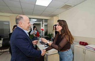 Başkan Demirçalı’dan kadın personele karanfil